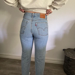 Levis wedgie straight - W26 L28 wedgie straight. Jätte fina och sköna jeans som nu tyvärr är för små för mig, endast använda ett fåtal gånger. Jag är 155cm