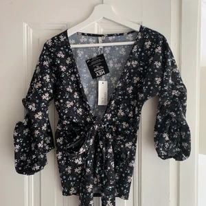 Blus  - Somrig blus, aldrig använd. Lite för uringat för mig. Annars super fin och skönt tyg. Frakt kostar 24kr