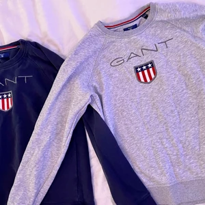 Gant marinblå sweatshirt - Jätte sköna sweatshirts som är i jättebra skick🤩 Säljer pga att de tyvärr ej kommer till användning längre, användes ett par gånger för några år sen men inga fläckar, helt defektfria. Storlek 164 barn men passar Xs-S. Köptes för 699 per styck säljer nu för 200 per styck (frakt ingår inte) gråa är såld! Marin blåa fortfarande till salu!!