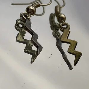  Flame  - Super söta blixt öronhängen 