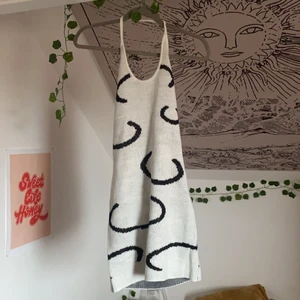 stickad klänning - jättefin stickad klänning från shein, aldrig använd 🌻 strl M