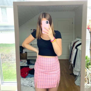 Söt rutig kjol  - Kjol i rutigt mönster, tyvärr aningen för stor för mig. Storlek M. Aldrig använd. 