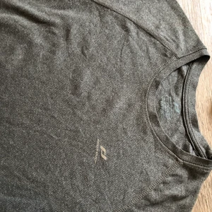 Grå tränings tröja  - Säljer min fina gråa långärmade träning tröja från PRO tuch. Den är använd Max 2 gånger och är jätte skön, det blir inte svätt fläckar på den!❤️