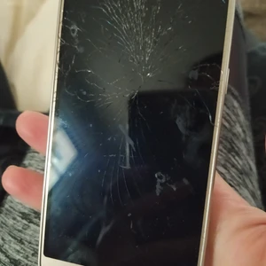 Samsung galaxy j3 fungerar som den ska! - Enda anmärkningen är displayen som är sprucken,för övrigt fungerar den som den ska! Champagne färgad.