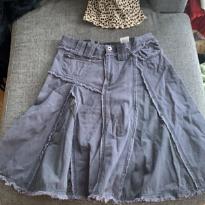 Grå jeanskjol  - Supersöt lite längre jeanskjol, har knappast använt. Stl 36. Köparen står för frakt💕