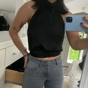 Gina tricot linne - Funderar på att Sälja denna slutsålda fina linnet från Gina tricot med öppen rygg, man knyter där bak o knäppar den vid nacken. Aldrig använd och är i super bra skick. Jag brukar ha storlek 34/xs i toppar. Vid flera intresserade= budgivning 🥰🥰