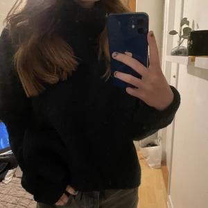 Stickad tröja - Stickad tröja i en marinblå färg. Är mer blå i verkligheten