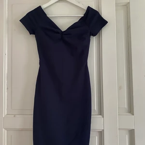 Klänning med öppen rygg - Mörkblå klänning med öppen rygg. Använd 1 ggn. 