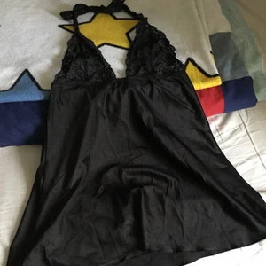 Open rygg satin klãnning  - I mycket bra skick och passar till summer.Finns fler bilder 