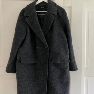 Ullkappa - Grå ullkappa från ellos, lite nopprig men lätt att fixa till. 