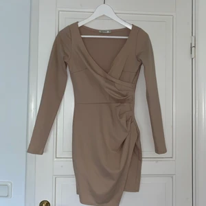 Figurnära klänning - Tajt klänning från Nelly. Väldigt tajt skulle säga passar xxs/ liten xs. Använd 1 ggn 