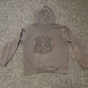 Reckless Scholars Hoodie - Hoodie från Reckless Scholars, st M. Liksom alla deras plagg, väldigt limiterade. Släpptes 2019 och är i mycket bra skick. Inga hål eller likande. Gratis frakt 🚚 