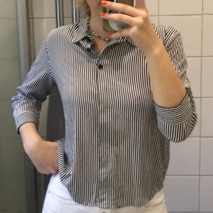 Skjorta med omlott-detalj! - Ascool svart-vit randig skjorta men en omlott detalj där bak. Endast använd en gång då den inte riktigt är min stil. Mycket bra kvalité och väldigt skönt tyg. Skriv gärna för fler bilder. Kan mötas upp i eller nära göteborg, men annars frakt 66kr❤️
