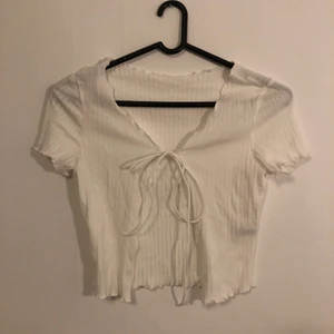 Vit top - Säljer denna fina top då den inte kommer till användning, färgen vit och storlek XS💞