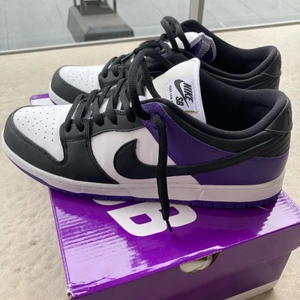 Nike SB dunk low pro, storlek 45, US 11. - Inköpt mars 2021 från plugmeplease, skon är i nyskick, använd två gånger, säljer pga fel storlek. 