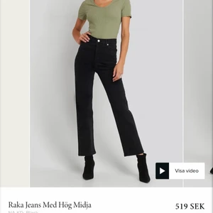 Nakd jeans - Ett par svarta jeans från NAKD. Storlek 34. Använda ett fåtal gånger. För fler bilder eller frågor är det bara att skriva💗frakten står köparen för!!