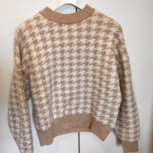 Stickad tröja - Detta är en jättefin mysig, beige och vit stickad tröja från H&M i storlek S! Denna tröjan är i nyskick och har använts ett fåtal gånger pga att jag glömt att jag hade den💞 Priset ligger på 150 kr exklusive frakten som du står för. Hör av dig vid intresse eller frågor!✨