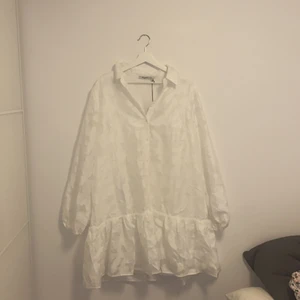 Studentklänning från nakd - Så fin klänning från nakd peefekt inför studenten. Priset kan diskuteras vid intresse. Önskas fler bilder, kontakta mig💕