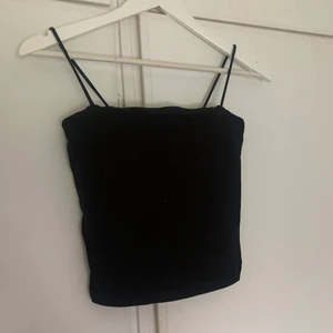 Svart linne från Gina Tricot! - Simpel svart Crop top! Säljer eftersom den inte passar mig längre. I bra skick!🤎