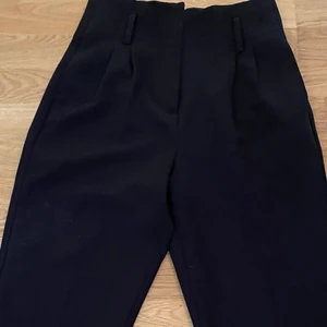 Kostymbyxor från NAKD, storlek 34 - Kostymbyxor från NAKD, storlek 34. Aldrig använda👍🏼