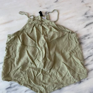 Grönt linne  - Grönt linne i strl XS säljes på grund av att den är för liten, söt sommar topp i bra skick🥰