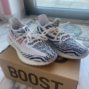 YEEZY ZEBRA 350 boost  - Strl 38 2/3, du får lådan också. Knappt använda!