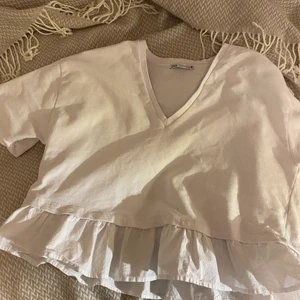T-shirt - Säljer min super fina t-shirt från Zara, älskar den så mycket men den är lite för stor för mig, i super fint skick! Parfekt nu till våren OCH sommaren💘