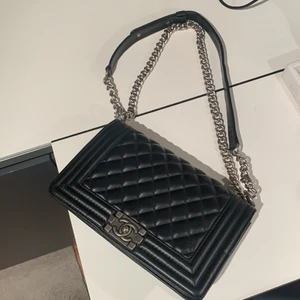 Chanel boy bag - Fint skick på utsidan. Däremot ett litet hål inuti. Se bild. Pris kan diskuteras. Skickas endast. 