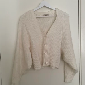 Stickad kofta i vitt - Premium Quality från Ginatricot. Väldigt ny, köpte den för mindre än ett halvår sedan. Köpt för 400, men använder den inte så mycket längre så glad att sälja den för 180. Är XL, kan också vara en översized S om man nu vill det. 
