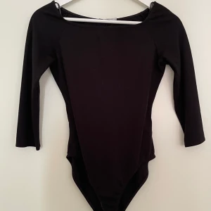 Zara body - Måste låta gå en av mina favoritbodies pga att den blev för liten. Medel långärmad från Zara, köpte den redan lite för liten för några år sedan och det har catchat upp med mig. Liten i storlek, ska vara M, men känns mer som ett S.