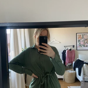 Shorta till vardags - Fin shorta i grönt med knyte i midjan. Knappar längs framdelen så går att knäppa upp helt. Knappt använd.