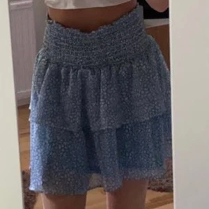 Kjol  - Blå-vit kjol från Chelsea, använd en gång💞