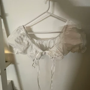 Fin topp - Säljer denna toppen då den inte passar mig. Aldrig andvänd så den är bara testad 🦋. Tror den är ifrån SHEIN 🦋