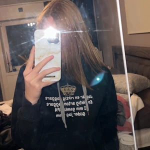 Hoodie, storlek M - En svart hoodie med tryck på bröstet, väldigt skön och sällan använd så i gott skick. Pris går att diskutera och frakt diskuteras vid intresse.