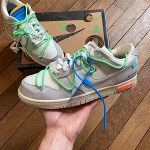 Nike dunk x Offwhite lot 26 - Offwhite x Nike Dunk, Lot 26/50                                              Storlek: EU 40 / US 7 Men/ US 8,5 Womens||            Skick: 10/10 (oanvänd) || Bin: 6800 || kvitto finns ||      Första bilden är lånad