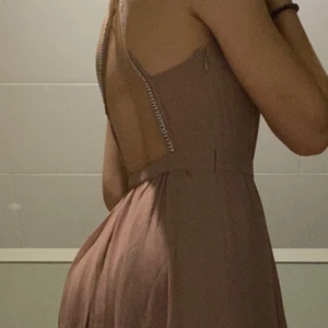 Balklänning - Balklänning från nelly! Endast använd en gång💕💕 sydde in lite i midjan, skriv för fler bilder! Jag va 175cm på denna bild och den gick fint ner till fötterna. Kostade 799   ✨Villig att samfrakta✨ 