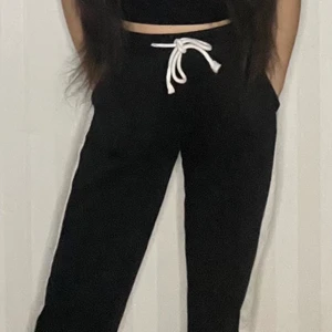 Mjukis byxor  - Den här mjukis byxan är skit fin i sommaren med linne😍 det är två vita linje vid sidorna och snöret är lång. Det är inget fel på byxan😊 frakten ingår också 