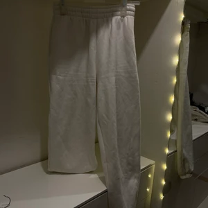 mjukisbyxor  - vita mjukisbyxor från gina. superfina och SKÖNA. storlek S. också långa i bena😍 150kr JAG STÅR FÖR FRKATEN 