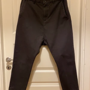 HOPE byxor, Was trouser - Grå Was trouser från HOPE, Strl 36, sparsamt använda, djur och rökfritt hem. 100% bomull, köparen står för frakt som tillkommer beroende på hur det skickas