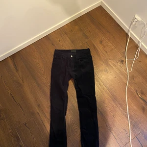ACNE Manchester jeans - Hej, säljer ett par acne Manchester jeans. Dem passar nån som är runt 155-170 cm. Skriv i DM vid frågor.