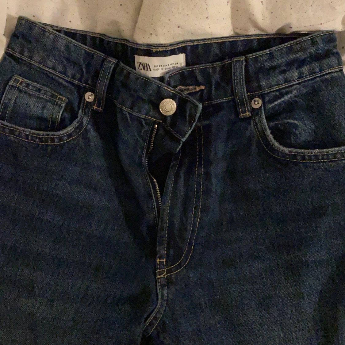 Mörkblåa bootcut jeans från Zara - 90