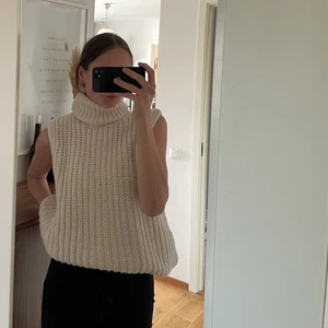 Stickad väst H&M - Lång stickad väst från H&M, fin till höga stövlar eller istoppad 💘 använd en gång 🌸