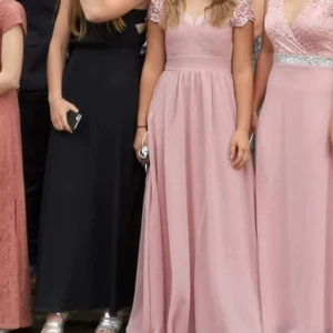 Balklänning bubbelroom - Endast använd en gång, i nyskick! Jag är 164 cm och den sitter toppen på mig med klackar på. Härlig rosa färg, finns inte kvar att köpa på bubbelroom längre. Priset kan diskuteras! 