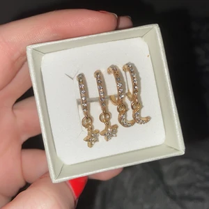 Örhängen - Säljer dessa OANVÄNDA örhängen! Man får båda paren med☺️ De är såå fina men använder knappt guld. Hör bara av er vid frågor💖