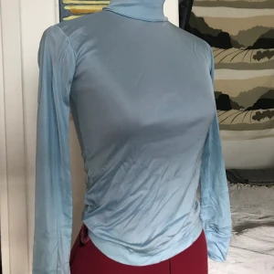 Vintage ljusblå silkig polo - XS - Vintage polo i gott skick. 