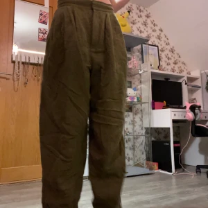 gröna byxor  - riktigt sköna byxor från h&m, har använt en gång