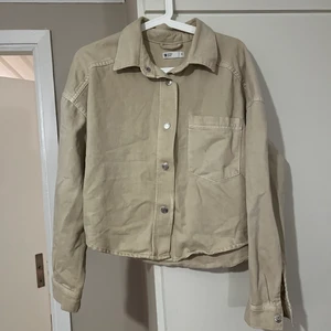 Gina tricot jacka - En fin kort jacka från Gina, i fint skick använts endast två gånger, strl M