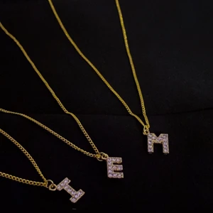 Bokstavshalsband - Nya guldiga vackra bokstavshalsband har kommit in till lager!🙌🏽❤️ enbart 59 kr inkl frakt✨ alla bokstäver finns!