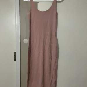 En fin tajt klänning från bikbok, använts ett få tal gånger. 