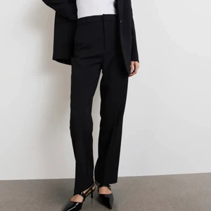 Svarta kostymbyxor! - Säljer dessa skitsnygga svarta kostymbyxor för att jag har ett par likadana 💗 inga defekter eller liknande och är i nyskick. Skriv om ni är intresserade <3 :)